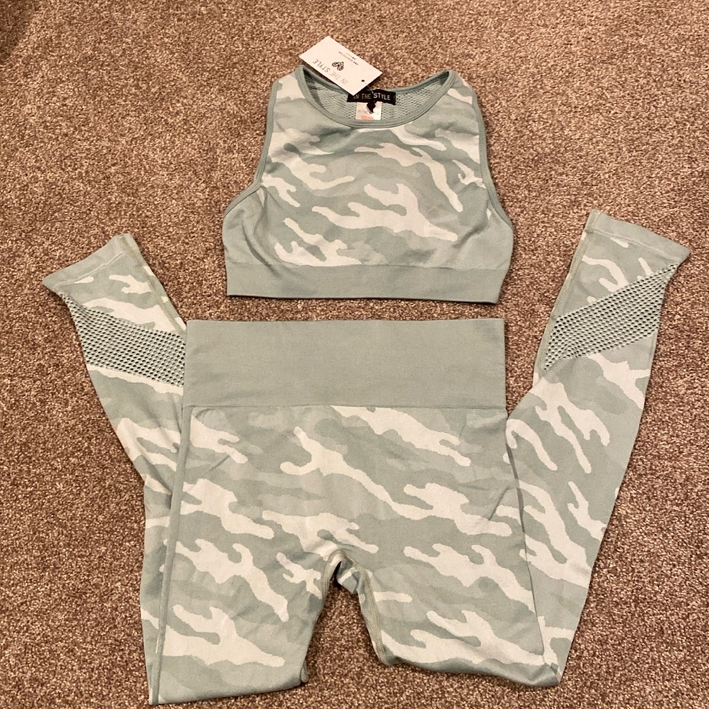 NWT ladies In the Style sports bra and leggings size Large